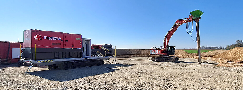Spezialmaschine ReCh XL auf der linken Bildseite - befindet sich auf einer Baustelle