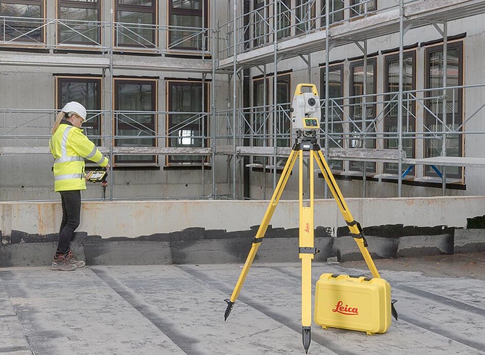 Arbeiter vermisst mit iCT30 eine Halle im Inneren