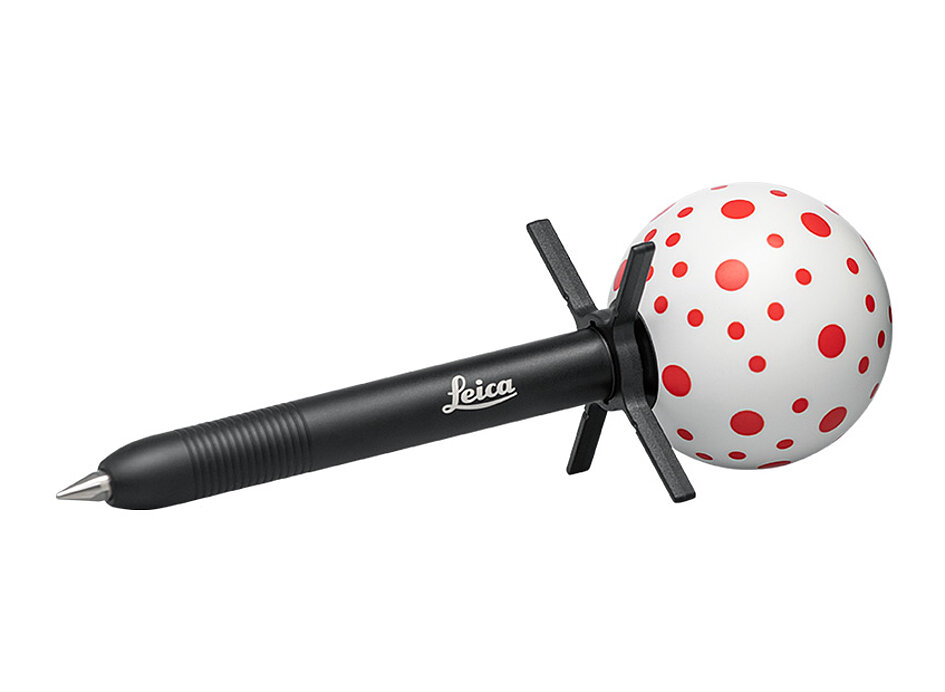 Produktbild eines vPen von Leica - ein Vermessungsgerät. Stift mit weißem Ball darauf rote Vermessungspunkte