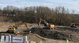 Strabag Gelände mit Bagger und Raupen zu Schlungszwecken