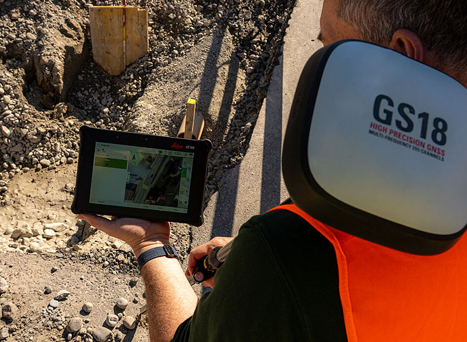 Leica CC180 Tablet auf einer Baustelle in Kombination mit einer GS18