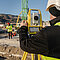 Arbeiter bei der Verwendung eines iCB70 auf einer Baustelle