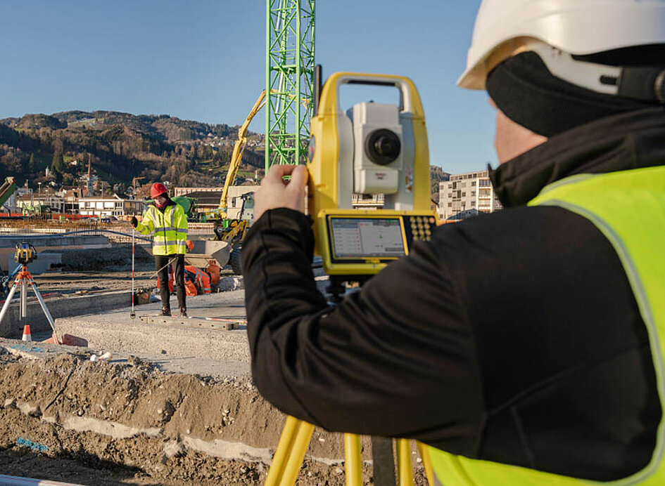 Arbeiter bei der Verwendung eines iCB70 auf einer Baustelle
