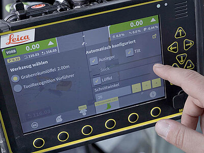 Bedienung eines Leica Displays für Maschinensteuerung