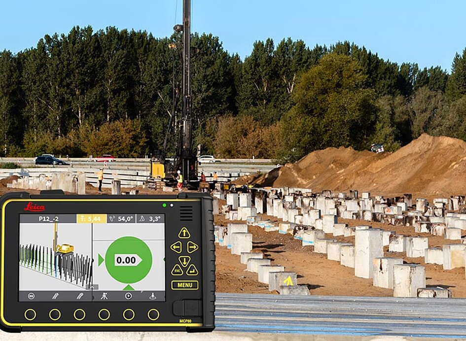 Leica Display im Vordergrund - im Hintergrund Baustelle im Bereich Spezialtiefbau. Display als Navigationssystem