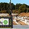 Leica Display im Vordergrund - im Hintergrund Baustelle im Bereich Spezialtiefbau. Display als Navigationssystem