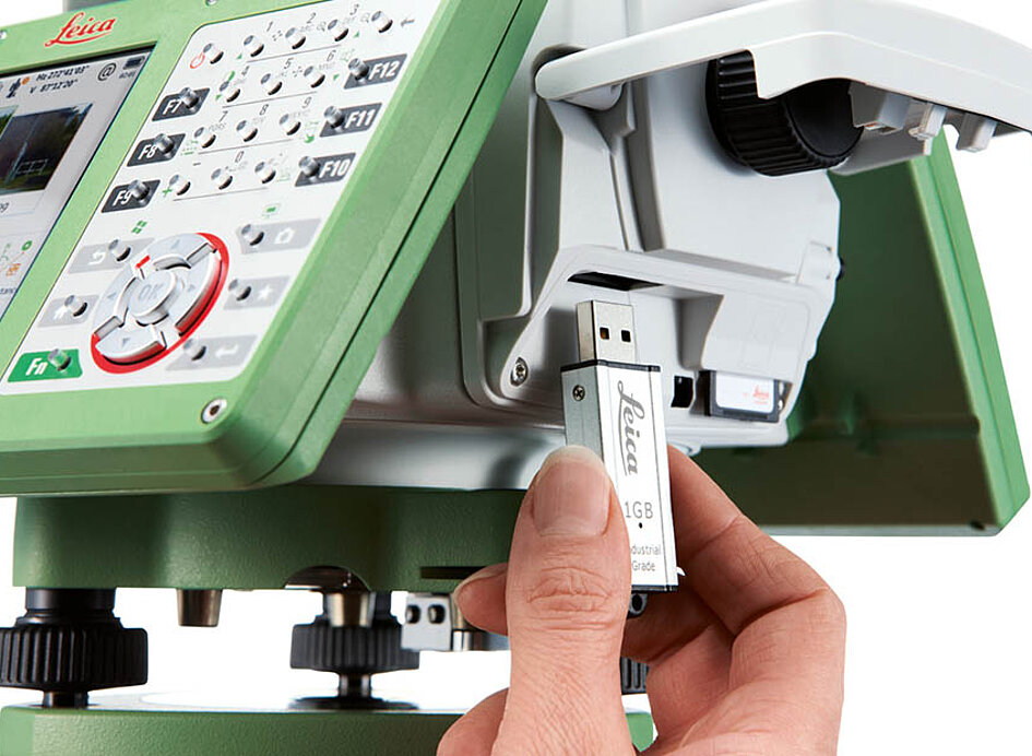 Leica TS60 gezeigt mit USB-Slot