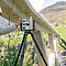 Leica RTC Gerät beim vermessen vor einer Brücke