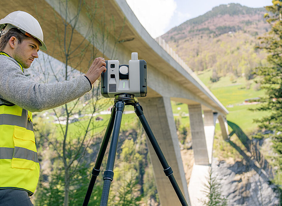 Leica RTC Gerät beim vermessen vor einer Brücke