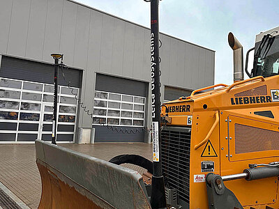 Ansicht einer Liebherr Raupe mit Leica Maschinensteuerung und Schild