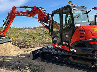Kubota mit Maschinensteuerung zieht eine Fläche glatt