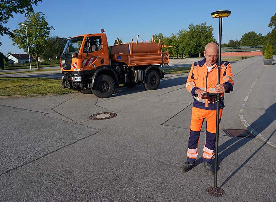 Ausmessen einer Straßenkreuzung mit GNSS-Rover.