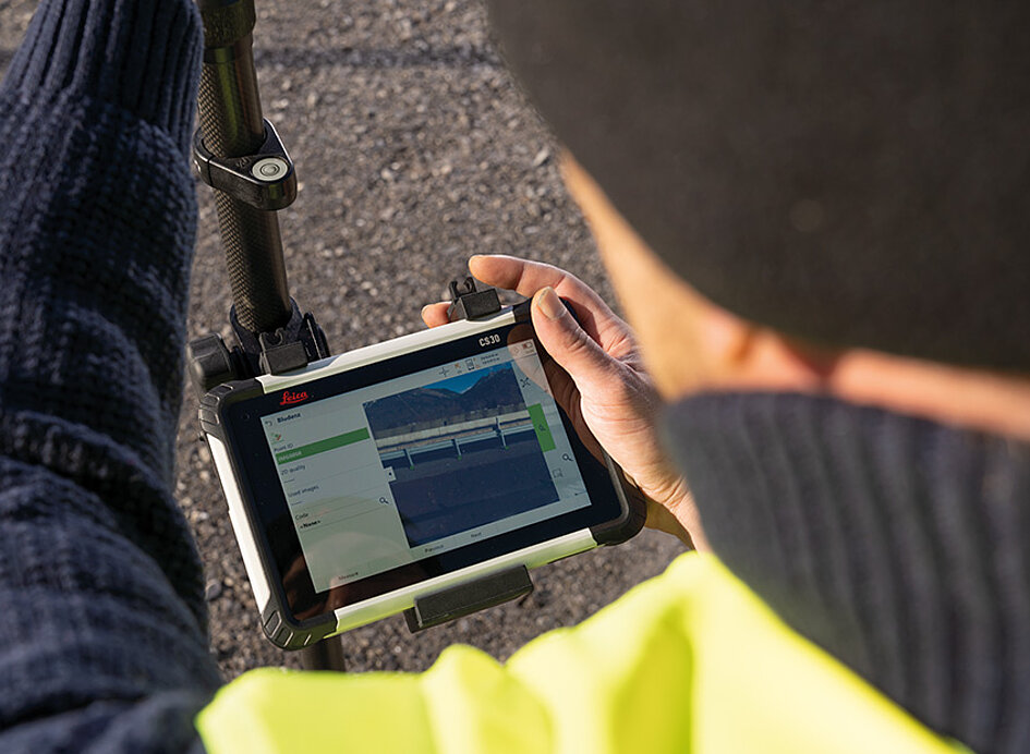 Leica CS30 Tablet bei der Anwendung auf der Baustelle wird gerade bedient