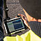 Leica CS30 Tablet bei der Anwendung auf der Baustelle wird gerade bedient