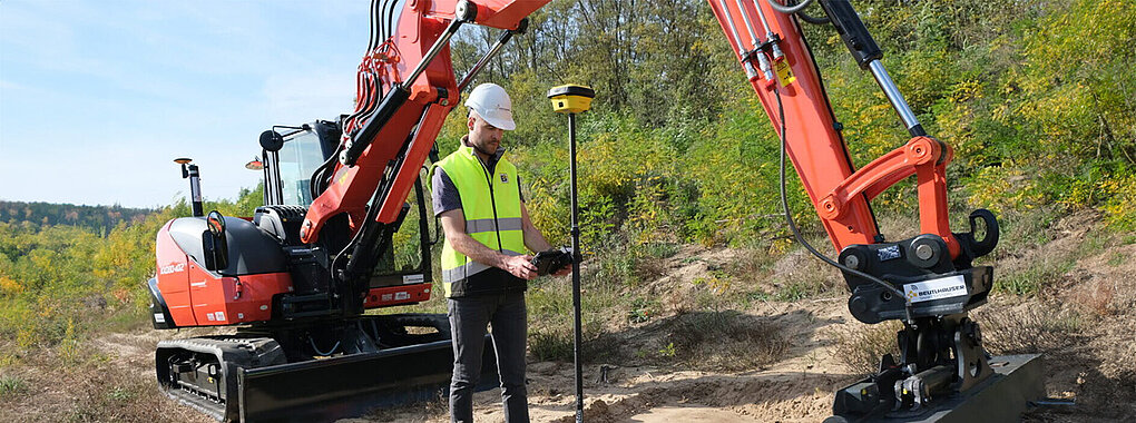 Einmessung mit einem Leica iCON Site Excavator und Vermessungstablet mit einer Roverstabantenne