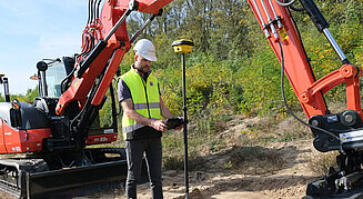 Einmessung mit einem Leica iCON Site Excavator und Vermessungstablet mit einer Roverstabantenne