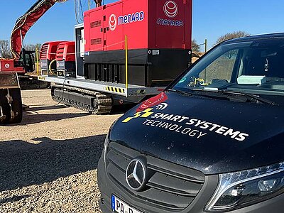 Im Vordergrund ein Service Fahrzeug von Smart Systems im Hintergrund ein REChXL