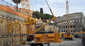 Schlitzwandverdichtung auf einer Baustelle. Maschine im Vorder- und Hintergrund.
