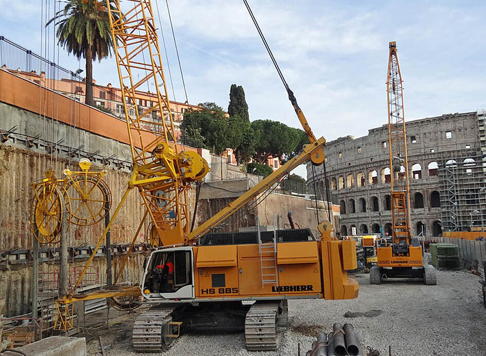 Schlitzwandverdichtung auf einer Baustelle. Maschine im Vorder- und Hintergrund.