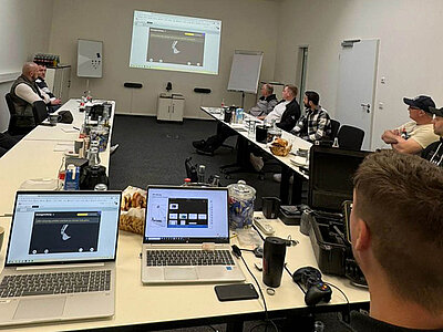 Theorieunterricht in einem Schulungsraum für Maschinensteuerung und Vermessungstechnik