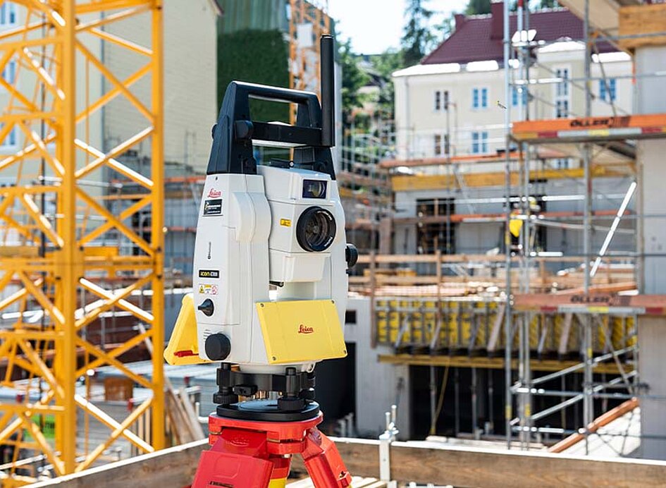 Baustelle im Hochbau mit Vermessungsgerät iCR80 im Vordergrund
