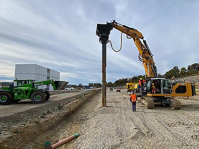 Liebherr Maschine für Rüttelstopfverdichtung bei der Arbeit auf einer Baustelle