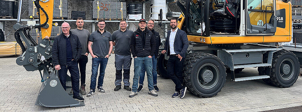 Schulungsteilnehmer der G8-Liebherr-Bagger-Schulung