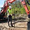 Minibagger auf einer Baustelle arbeitet mit Maschinensteuerung