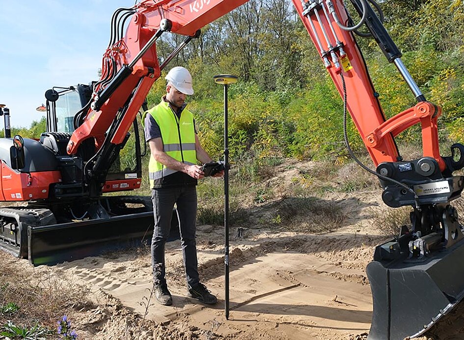 Minibagger auf einer Baustelle arbeitet mit Maschinensteuerung