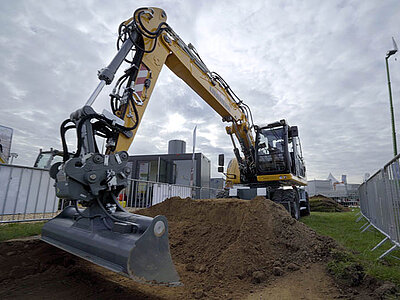 Eindrücke von der TiefbauLive Messe - ein Liebherr Bagger mit Abziehautomatik wird vorgeführt