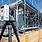 Ein RTC360 von Leica steht vor einem Gebäude im Bau.