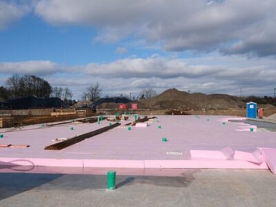 Rosa Platten auf der Baustelle der Firma Jäger Bau GmbH