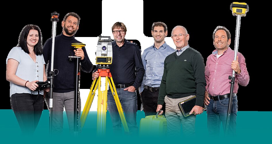 Smart Systems versteht sich nicht nur als Firma, sondern als Team – deshalb sieht man auf dem Bild einen Teil der Mitarbeiter mit Vermessungsgeräten.