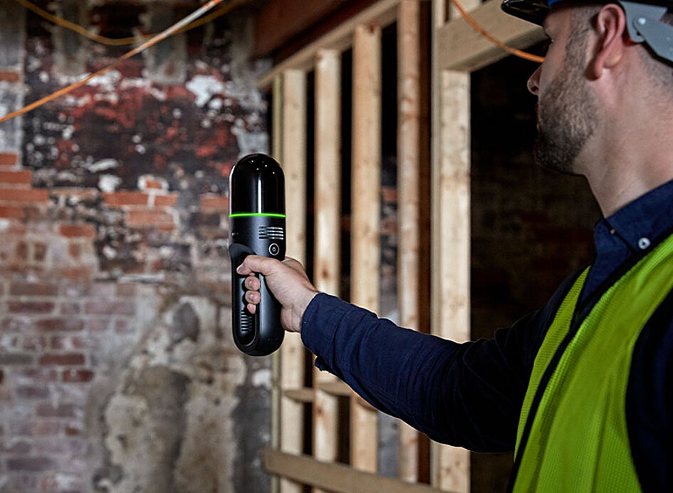 Vermessung eines Raumes von einem Arbeiter mit der BLK2Go von Leica