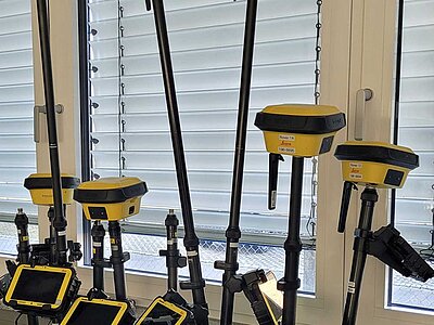 GNSS-Rover in einem Ständer stehend inkl Display