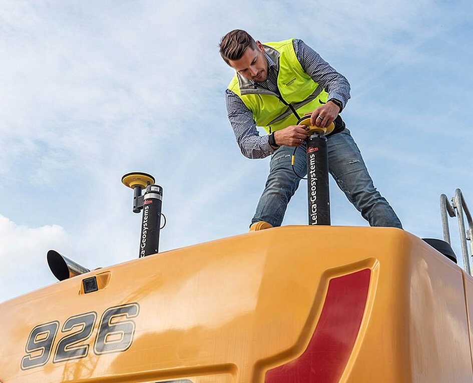 Montage einer digitalen Lösung der Maschinensteuerung eines Smart Systems Technology Mitarbeiters auf einem Bagger.