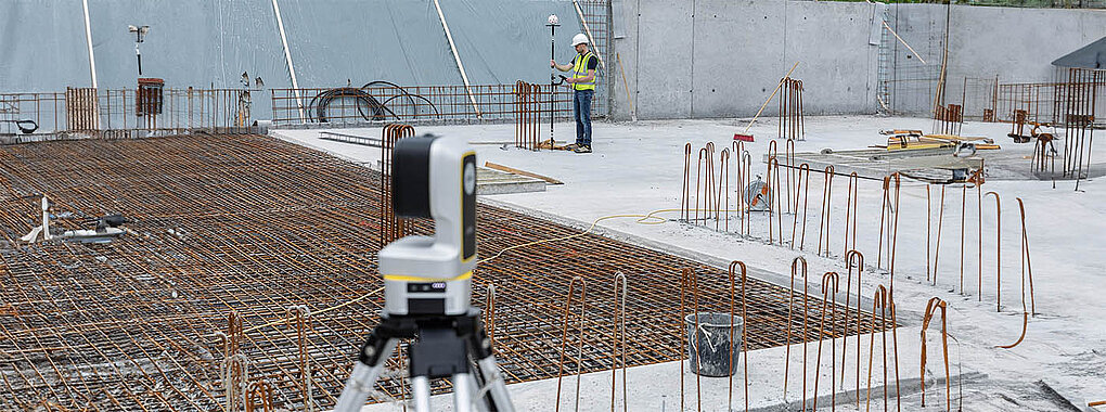 Leica iCS50 im Vordergrund - Ausmessen einer Baustelle