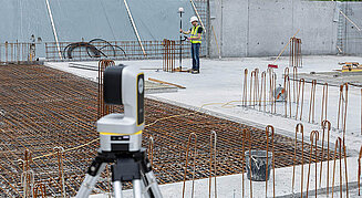 Leica iCS50 im Vordergrund - Ausmessen einer Baustelle