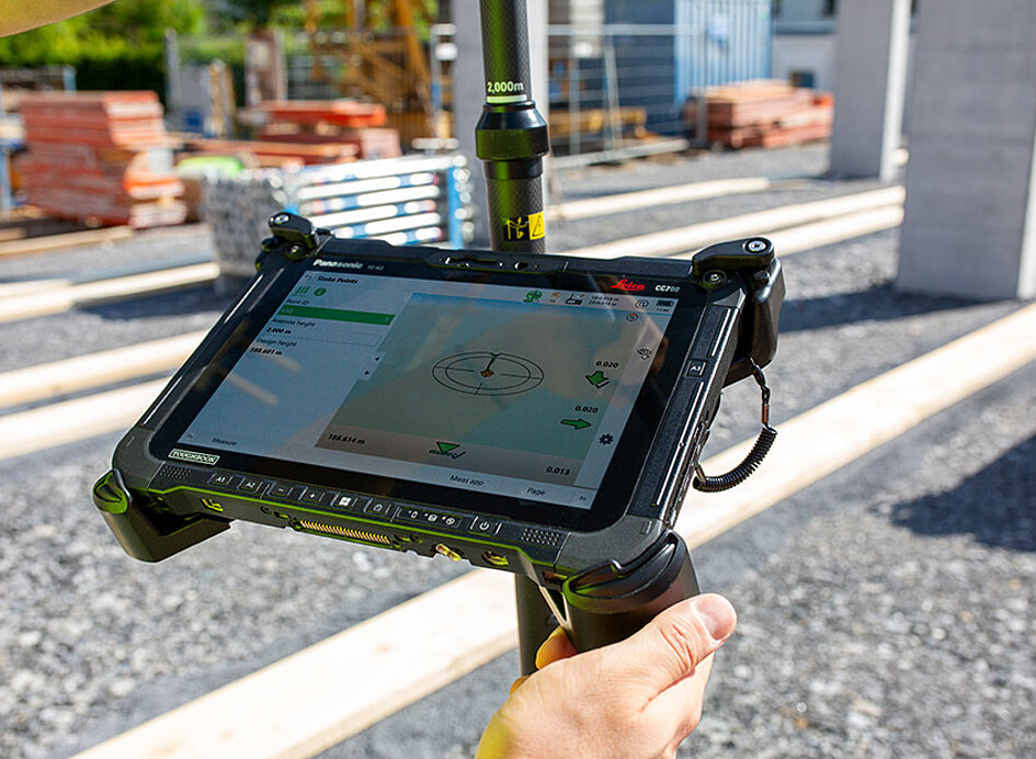 Leica CC200 Tablet auf einer Baustelle im Einsatz
