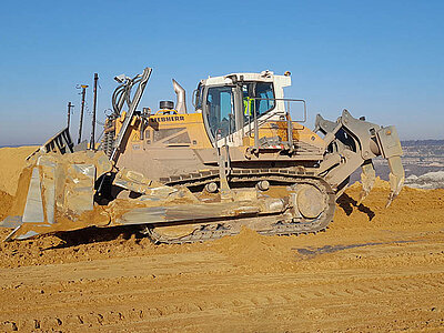 Liebherr Raupe glättet Boden auf Baustelle