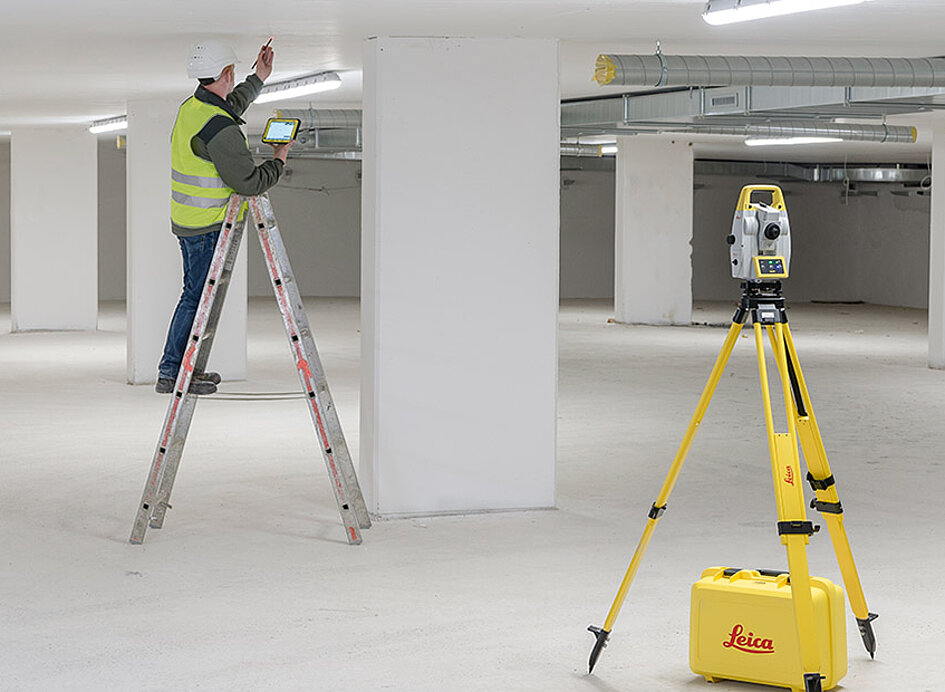 iCT30 inkl. Koffer auf einer Baustelle im Innenbereich mit einem Arbeiter auf einer Leiter zu Vermessung des Innenbereichs
