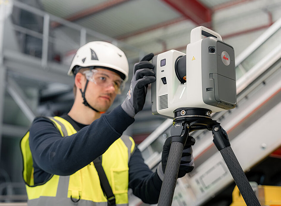 Leica RTC Gerät wird von einem Anwender bedient