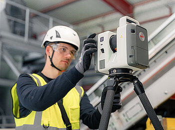 Leica RTC Gerät wird von einem Anwender bedient