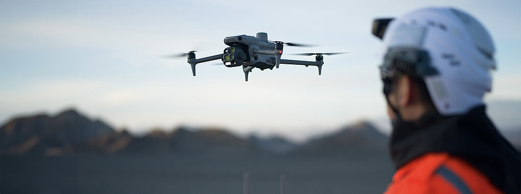 Das Bild zeigt eine DJI Matrice 4 E Drohne wie sie fliegt.