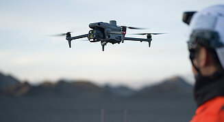 Das Bild zeigt eine DJI Matrice 4 E Drohne wie sie fliegt.