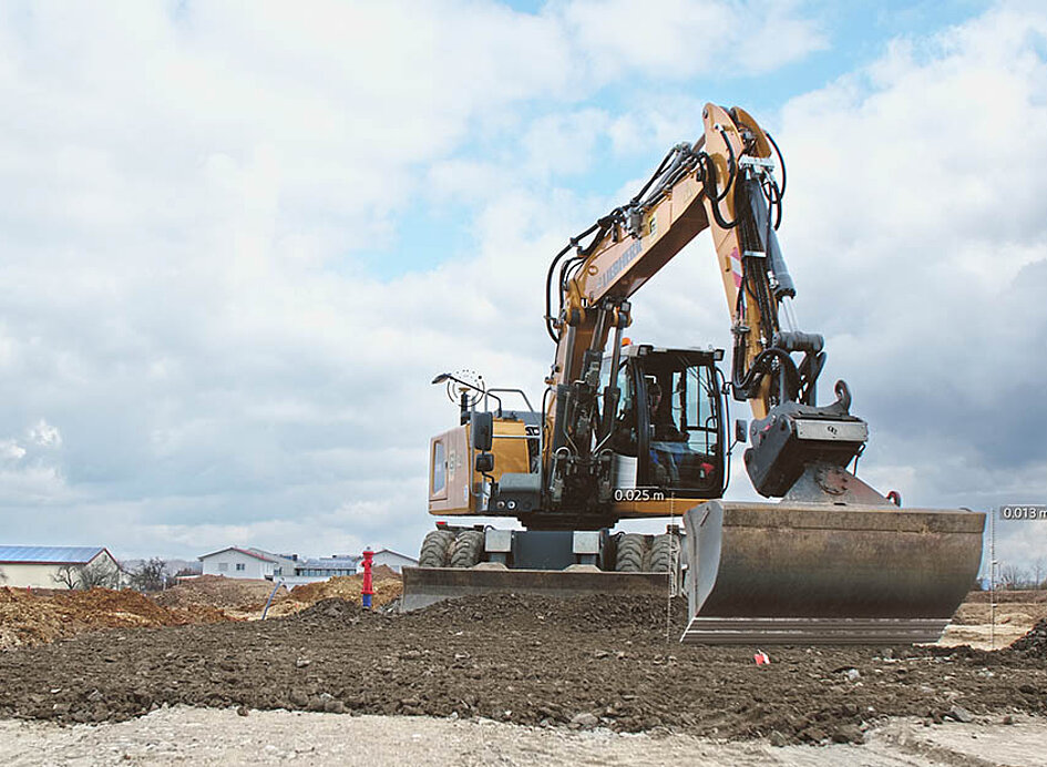 Liebherr Bagger bearbeitet Erde mit der Leica Abziehautomatik Maschinensteuerung
