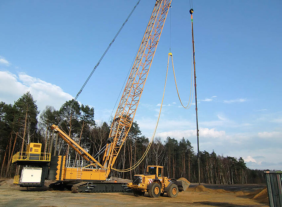 Seitliche Ansicht eines Seilkrans für Rütteldruckverfahren auf einer Baustelle