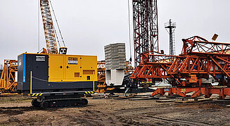 Auf einer Baustelle mit mehreren Krähnen steht die Spezialmaschine ReCh
