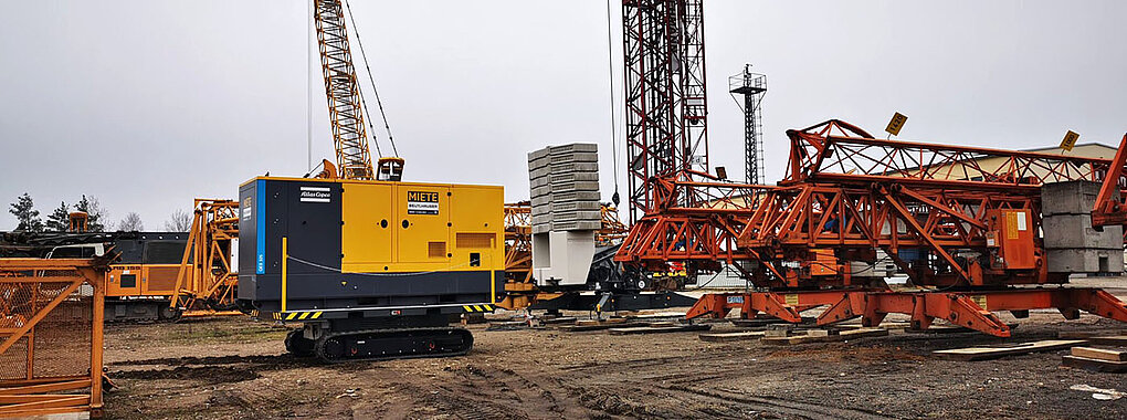 Auf einer Baustelle mit mehreren Krähnen steht die Spezialmaschine ReCh