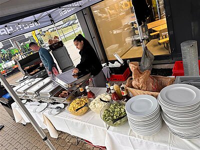 Grillstation mit Salaten und Service